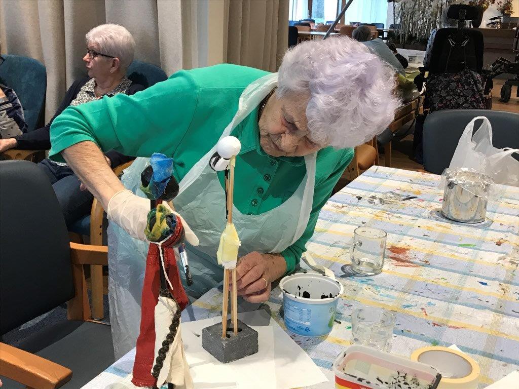 Ouderen tijdens creatieve activiteiten