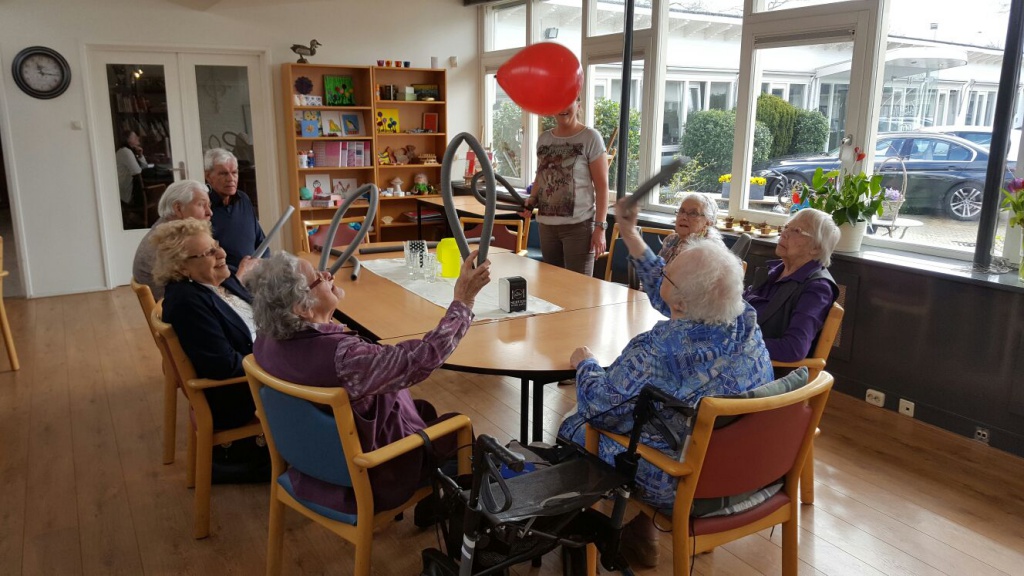 Ouderen tijdens een groepsactiviteit